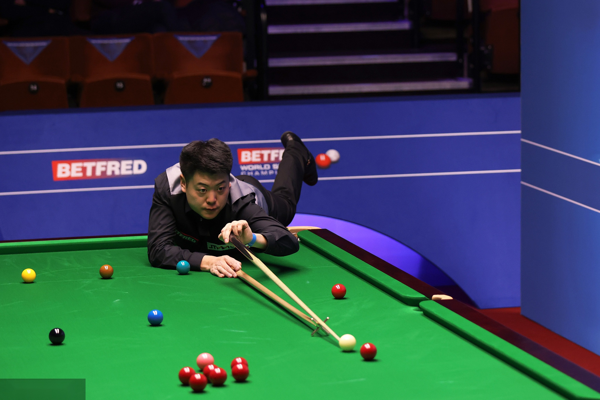 都充满了悬 都充满了悬