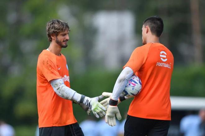 双塔互相挤 双塔互相挤